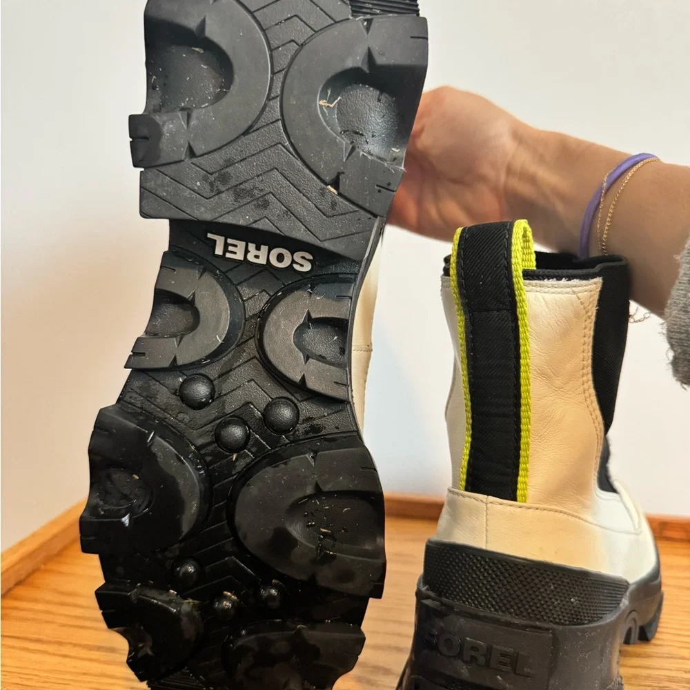 Sorel White and Black Ankle Boots - Picture 6 of 6